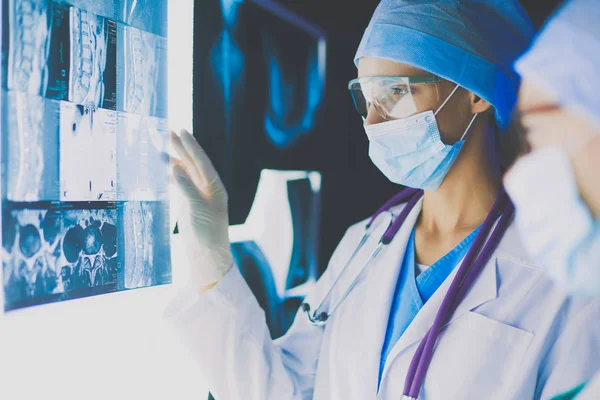 Imagen de la atractiva doctora mirando los resultados de los rayos X —  Fotos de Stock