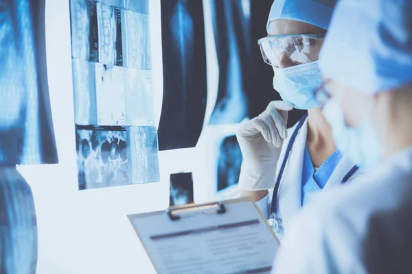 Dos mujeres médicas que miran rayos X en un hospital — Foto de Stock