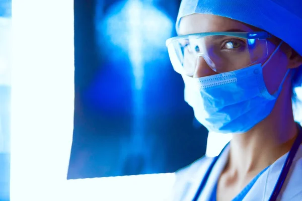 Imagem de mulher atraente médico olhando para os resultados de raios-x — Fotografia de Stock
