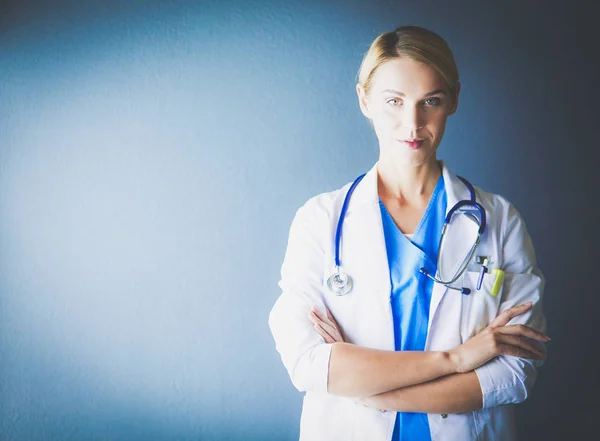Portret van een jonge vrouwelijke arts met witte jas in het ziekenhuis — Stockfoto