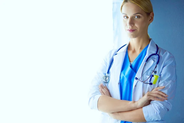 Portrait of young woman doctor with white coat standing in hospital — Stock Photo, Image