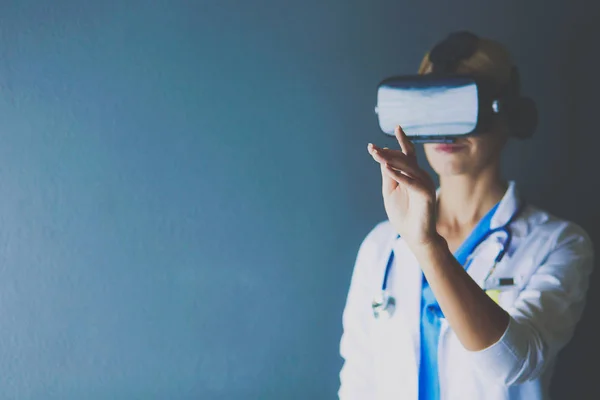 Médecin féminin portant des lunettes de réalité virtuelle isolées sur fond blanc — Photo