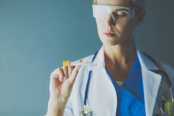 女性医学或研究科学家或医生，在实验室或实验室中使用透明溶液试管 — 图库照片
