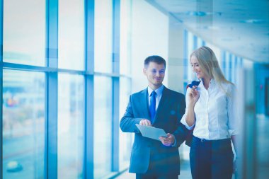 Başarılı iş takım ayakta Office gülümseyerek. iş