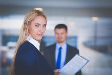 Birbirleri ile el sıkışan iki başarılı iş adamları. İki başarılı iş adamları