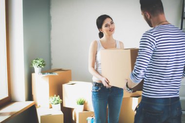 Açma veya kutu ambalaj ve yeni evine taşıdıktan mutlu genç bir çift. Genç Çift