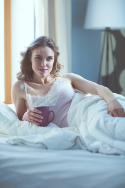 Genç kadın yatakta yatan ise kahve veya çay içme.