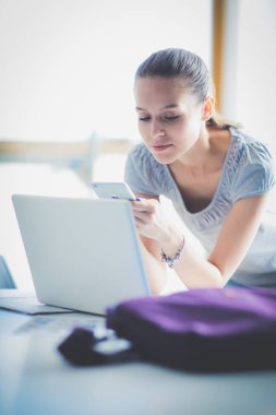 Kadın Üniversitesi'nde cep telefonu kullanımı. Öğrenci kadın