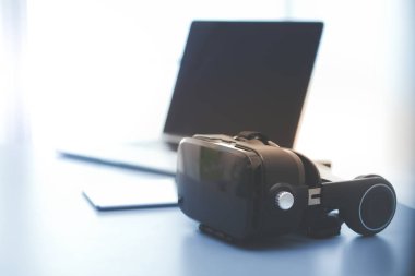Bilgisayarlı sanal gerçeklik gözlükleri. İş. 3D teknoloji