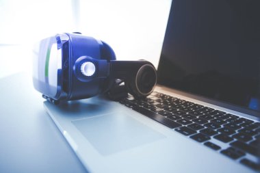 Bilgisayarlı sanal gerçeklik gözlükleri. İş. 3D teknoloji