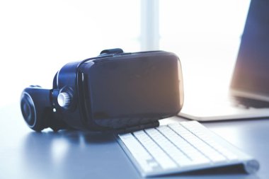 Bilgisayarlı sanal gerçeklik gözlükleri. İş. 3D teknoloji