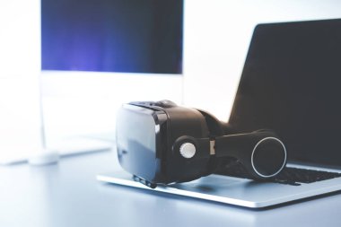 Bilgisayarlı sanal gerçeklik gözlükleri. İş. 3D teknoloji