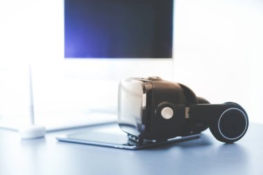 Bilgisayarlı sanal gerçeklik gözlükleri. İş. 3D teknoloji