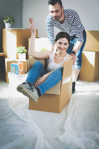 Casal jovem feliz desempacotar ou embalar caixas e se mudar para uma nova casa. jovem casal — Fotografia de Stock