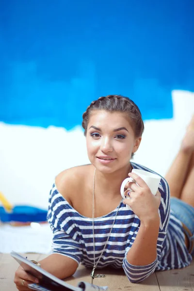 Hermosa joven haciendo pintura mural, de pie en la escalera. Hermosa joven mujer — Foto de Stock