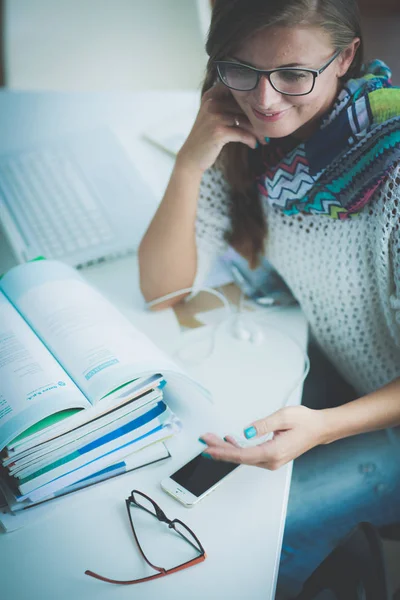 Kobieta na korzystanie z telefonu komórkowego w Uniwersytecie. Student. Uniwersytet — Zdjęcie stockowe