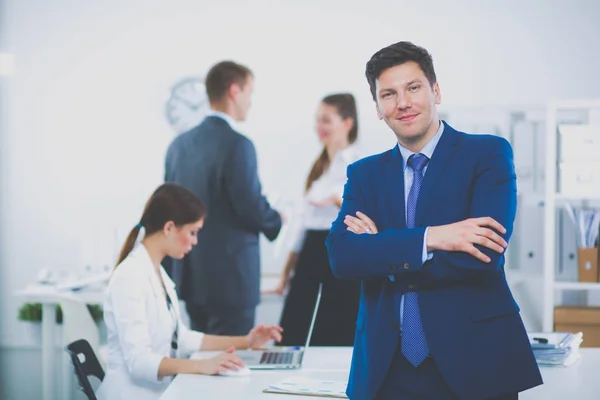 Geschäftsleute, die in einem Büro mit Laptop arbeiten. Geschäftsleute. Arbeit — Stockfoto