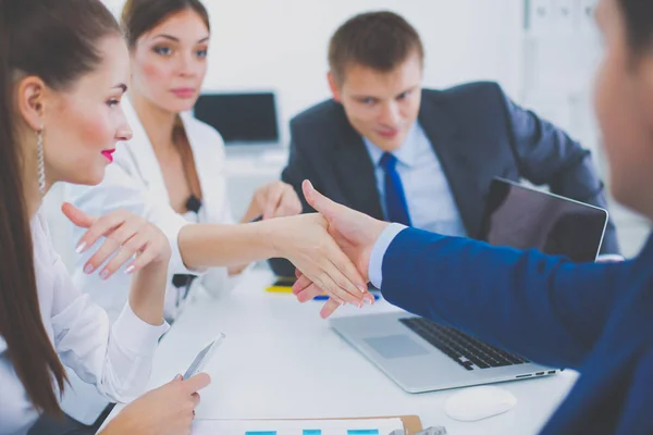 Gente de negocios trabajando con un portátil en una oficina. Gente de negocios. trabajo — Foto de Stock