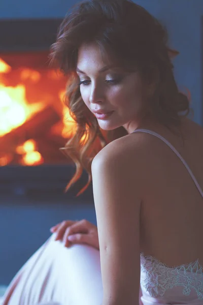 暖炉の前でセクシーな女性。木製の暖炉. — ストック写真