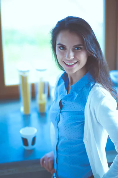 Счастливая женщина пьет чай на кухне дома. Женщина дома — стоковое фото