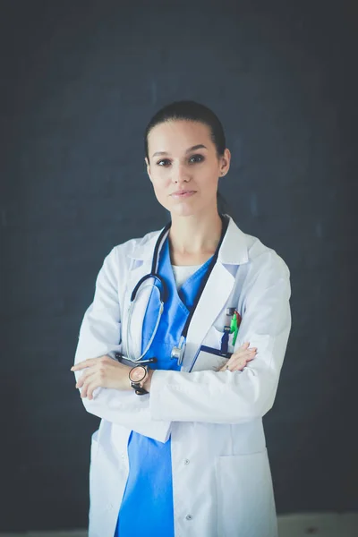Молода жінка-лікар сидить з вашим телефоном. Жінка лікарі . — стокове фото