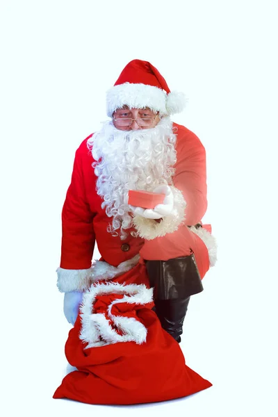 Weihnachtsmann mit Weihnachtsgeschenk, isoliert auf weißem Hintergrund — Stockfoto