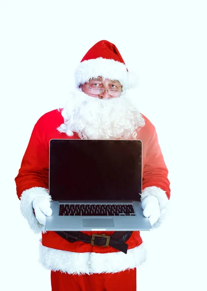 Papai Noel apresenta um laptop no fundo branco — Fotografia de Stock