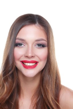 Güzel genç kadın portresi. Beyaz arka plan üzerinde izole. Güzel kadın
