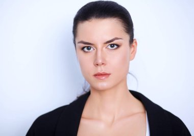 ayakta, gri arka plan üzerinde izole genç kadın