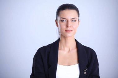 ayakta, gri arka plan üzerinde izole genç kadın