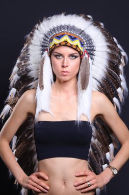 Eşarplı yerli Amerikan kostüm güzel bir kadın. Güzel kadın