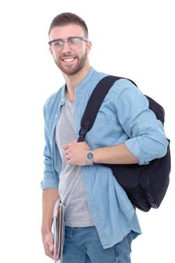 Beyaz arka plan üzerinde izole kitap tutan bir okul çantası ile bir erkek öğrenci. Eğitim olanakları. Üniversite öğrencisi.