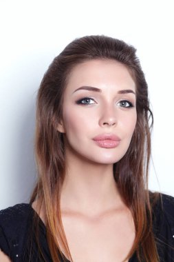 Duran, beyaz arka plan üzerinde izole güzel ve genç birbayan. Seksi kadın