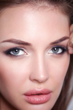 Duran, beyaz arka plan üzerinde izole güzel ve genç birbayan. Seksi kadın