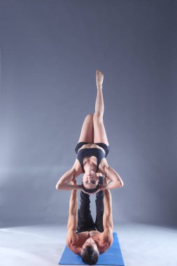 Genç çift Acro yoga mat Studio birlikte uygulamak. Acroyoga. Çift yoga. Ortak yoga.