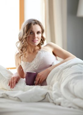 Genç kadın yatakta yatan ise kahve veya çay içme.
