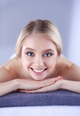 Bir masaj masanın üzerinde yatan, rahatlatıcı bir genç kadın. Kadın. Spa Salonu