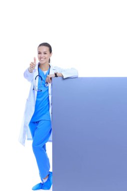 Boş reklam panosu olan bir kadın doktor. Kadın doktor