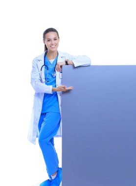 Boş reklam panosu olan bir kadın doktor. Kadın doktor