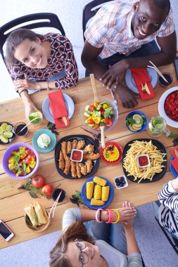Birlikte bir masada oturan üç kadın. Masaya yiyecek. İnsanlar hızlı yemek yemek.