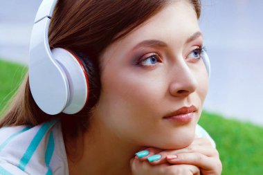 Yeşil çimlerde oturan genç bir kadın. Portreit genç bayan