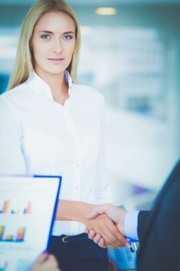 Birbirleri ile el sıkışan iki başarılı iş adamları. İki başarılı iş adamları