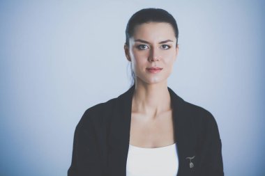 ayakta, gri arka plan üzerinde izole genç kadın