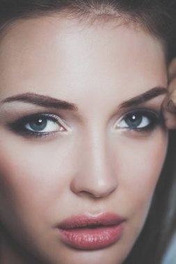 Duran, beyaz arka plan üzerinde izole güzel ve genç birbayan. Seksi kadın
