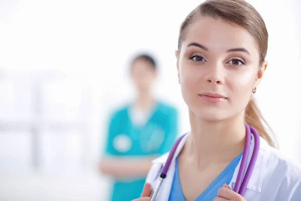 Attraente medico donna di fronte al gruppo medico. — Foto Stock