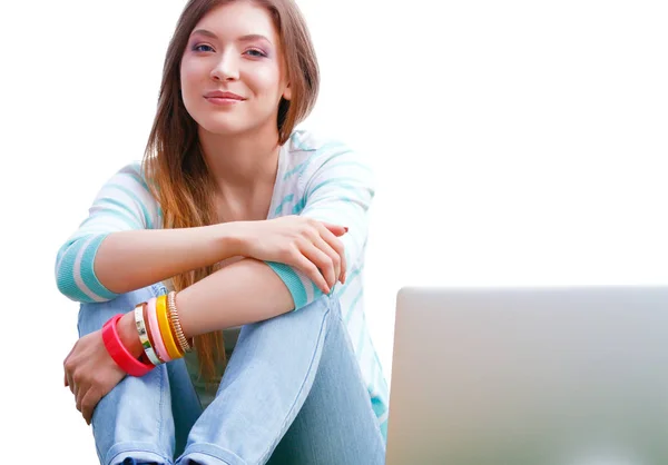 Fiatal nő laptoppal a zöld füvön. Portreit fiatal nő — Stock Fotó