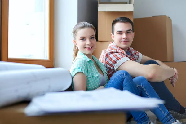 Casal a mudar-se para casa sentado no chão. Casal. — Fotografia de Stock