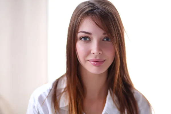 Retrato de hermosa cara de mujer joven. Aislado sobre fondo blanco . —  Fotos de Stock