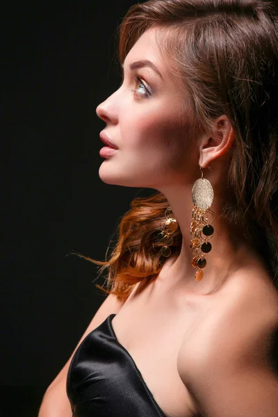 Portrait of beautiful young woman face. Isolated on dark background. — Stock Photo, Image