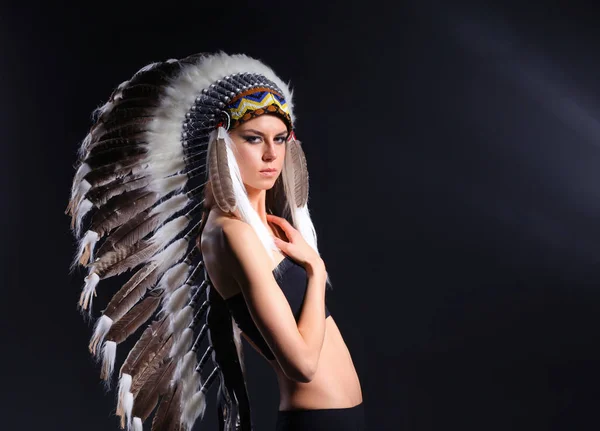 Bella donna in costume nativo americano con piume. Bella donna — Foto Stock